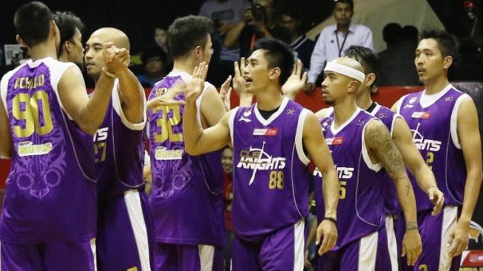 CLS Knights Surabaya berhasil mengalahkan Satria Muda di laga perdana semifinal Divisi Merah IBL 2017. - INDOSPORT